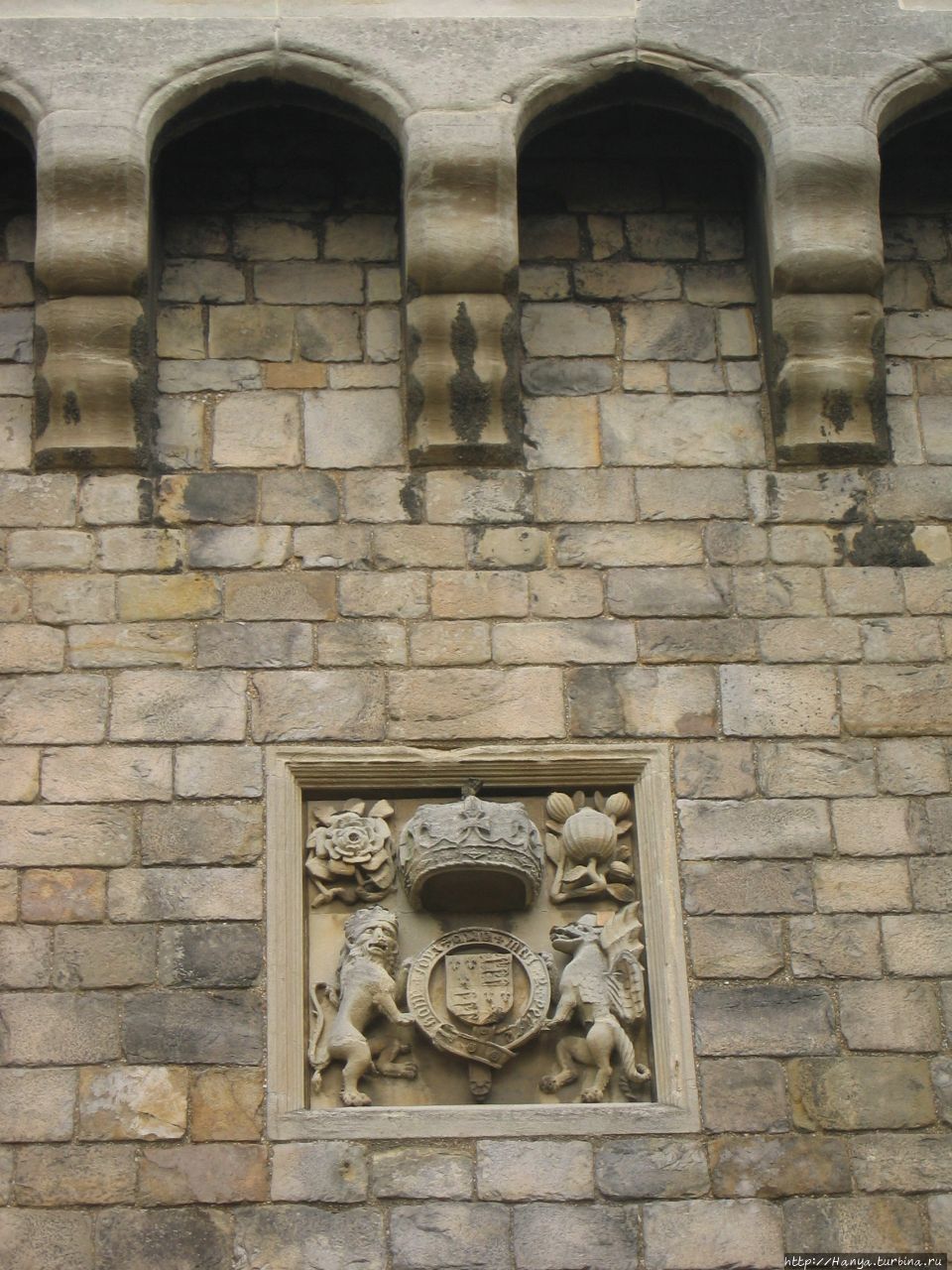 Виндзор. Ворота украшены символами Генриха VIII Виндзор, Великобритания