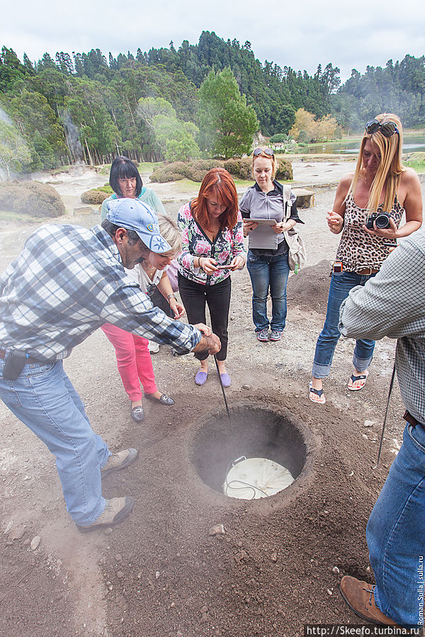 Далее начинается аттракцион для туристов – вам дают возможность вытащить вашу еду.