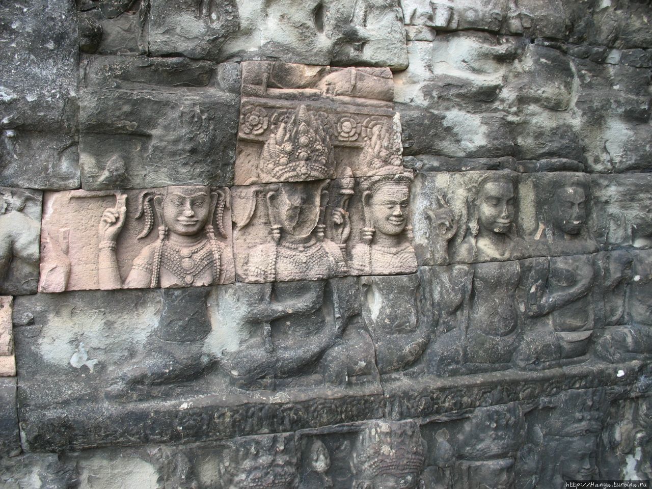 Облицовка внутренней стены Террасы Прокаженного Короля Ангкор (столица государства кхмеров), Камбоджа