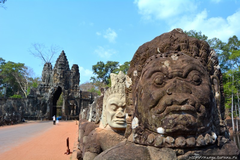 Демоны у Южных ворот, ведущих в Ангкор Том