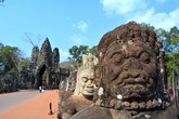 Демоны у Южных ворот, ведущих в Ангкор Том