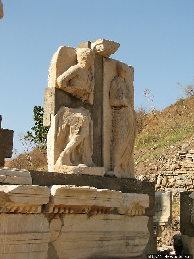 монумент Гая и Меммия Эфес античный город, Турция
