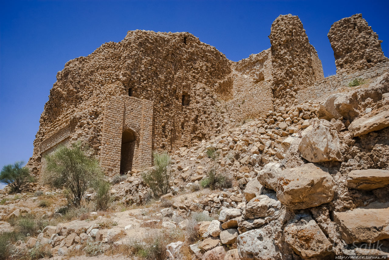 Древний зороастрийский храм на вершине высокой горы . Шираз, Иран