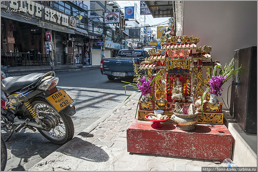 Меня всегда умиляют вот такие мини-алтари с приношениями богам. Их в Таиланде встречаешь на каждом шагу. И вот что мне подумалось, — какой-нибудь бомж спокойно может питаться этими приношениями каждый день. Во всяком случае, у нас так бы и было...
*