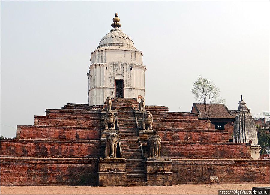 Еще одно удивительно стройное сооружение — белоснежный храм Фасидега, посвященный богу Шиве Бхактапур, Непал