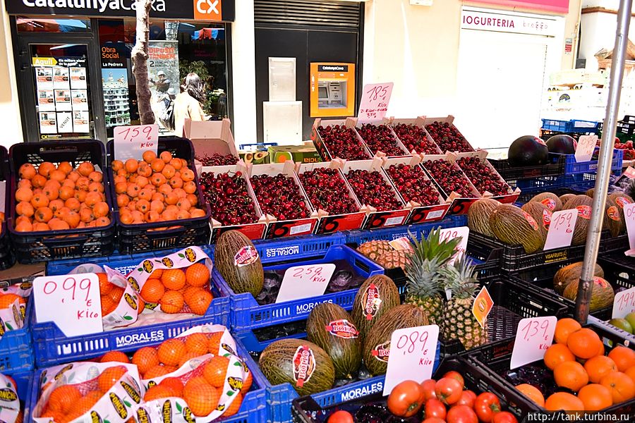 …а по выходным, с утра собирается фруктово-овощной рынок. Бланес, Испания