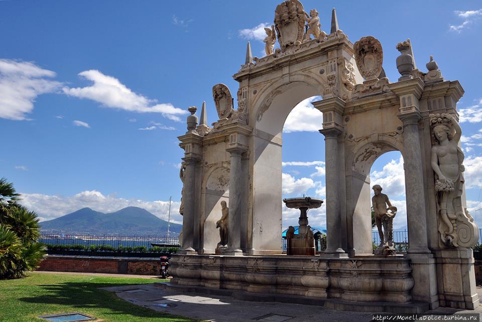 Неаполь: Кастэл дэллОво и фонтан Джигантэ Неаполь, Италия