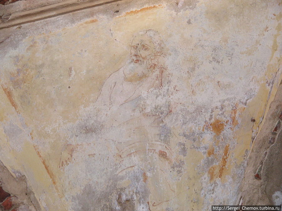 Еще одна фреска, подкупольная — образ одного из евангелистов — единственный из уцелевших...