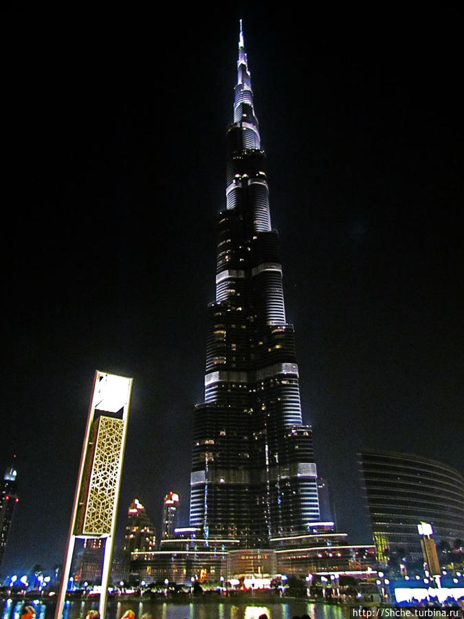 Здесь же рядом возвышается знаменитая Бурдж Халифа Дубай, ОАЭ