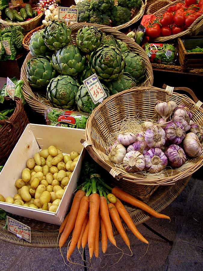 Прилавки зеленщиков всегда так привлекательны. Сочным цветом овощей, уложенных в корзинки....в этом ощущается идиллия хорошо устроенного буржуазного мира) Париж, Франция