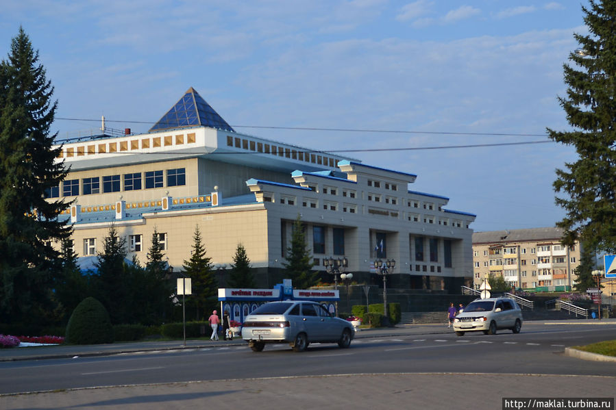 Горно-Алтайск. Национальный театр.