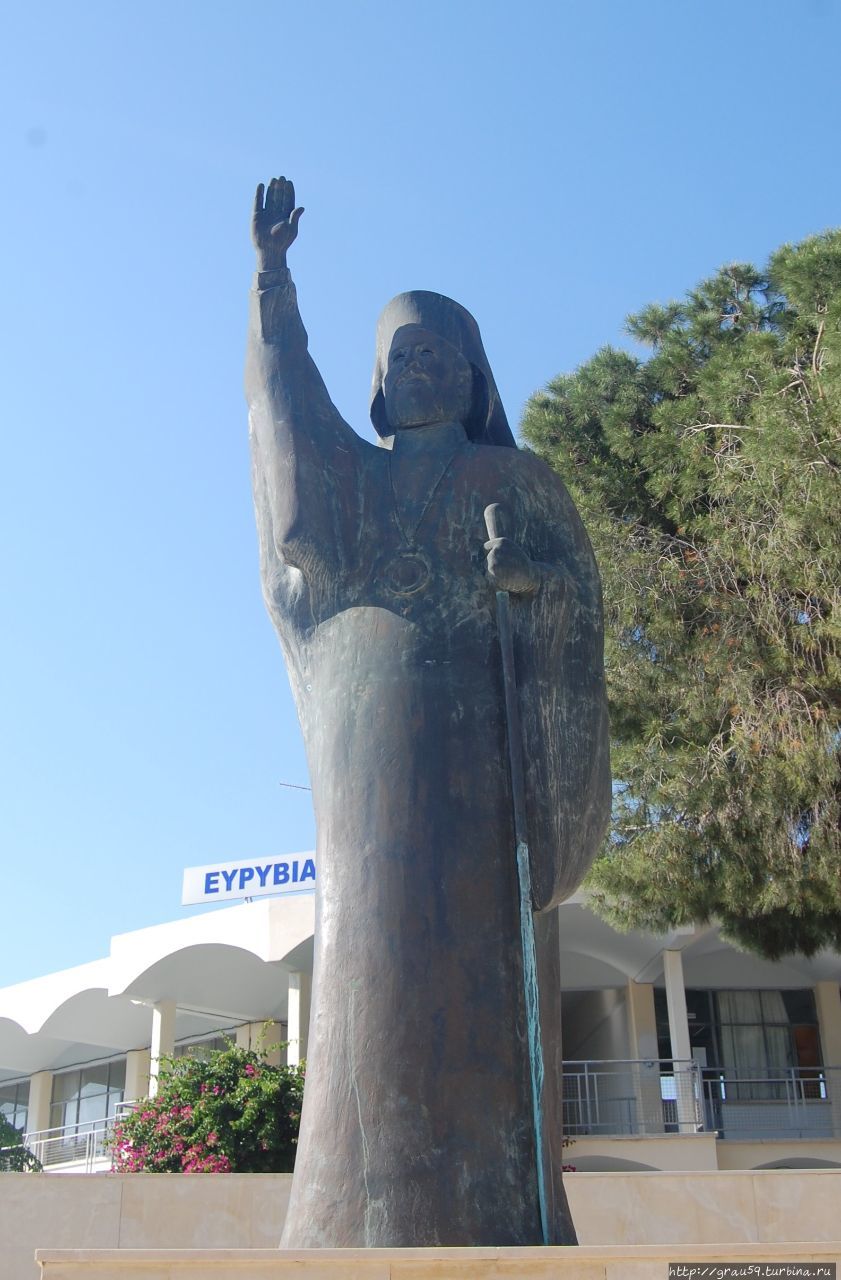Памятник архиепископу Макариосу Ларнака, Кипр