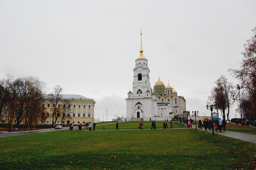 На Соборной площади, наиболее возвышенной точке города, стоит главный и старейший храм Владимира — Успенский собор (1158-1160) Владимир, Россия
