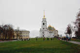 На Соборной площади, наиболее возвышенной точке города, стоит главный и старейший храм Владимира — Успенский собор (1158-1160)