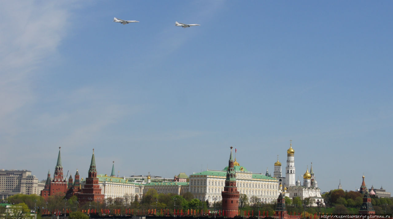 Москва: Военно-воздушный парад над Кремлем в День Победы Москва, Россия