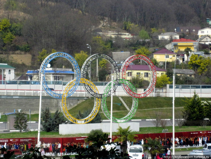 Олимпийские кольца у Адлерского аэропорта. Адлер, Россия