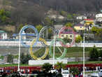Олимпийские кольца у Адлерского аэропорта.