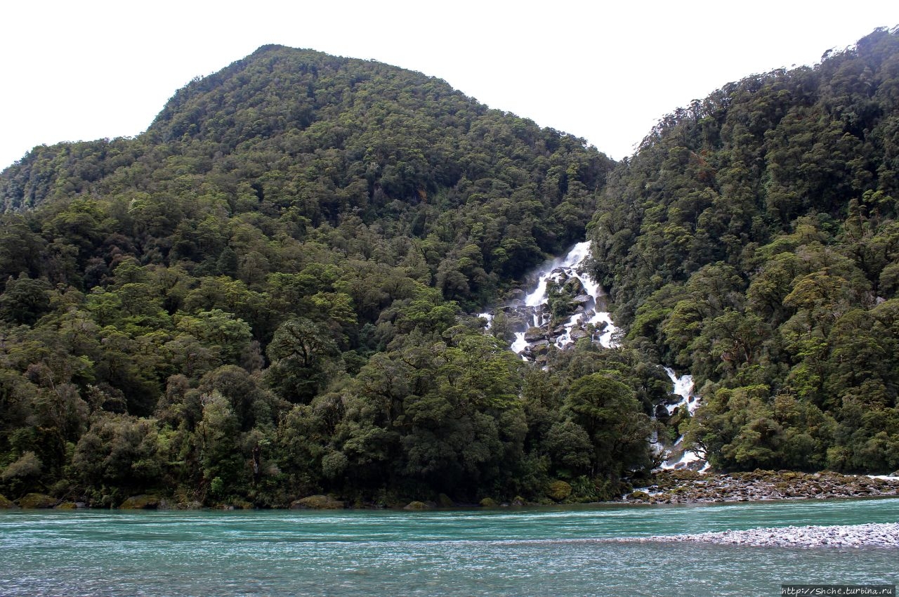 Ревущие водопады Билли Маунт Аспайринг Национальный Парк, Новая Зеландия