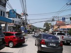 Улица в Банг Рак, вдали магазин Сэвен Элевен