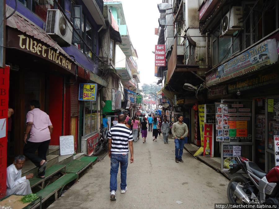 Главная улица. Слева-очень хороший и недорогой ресторан Дхарамсала, Индия