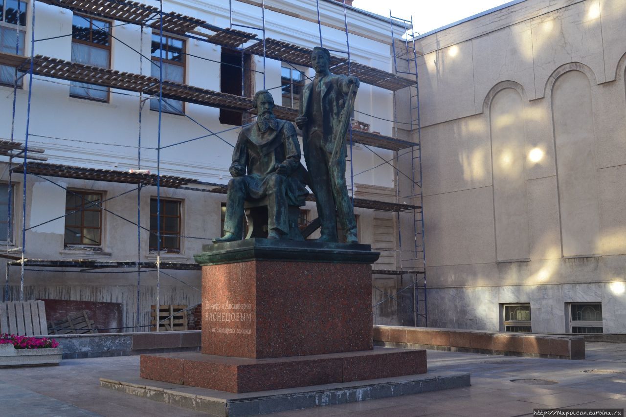 Памятник Васнецовым Киров, Россия