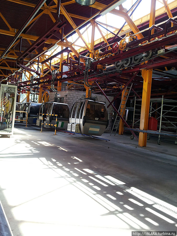 Вот такие кабинки на 6 человек, каждая с флагом какой-либо страны.