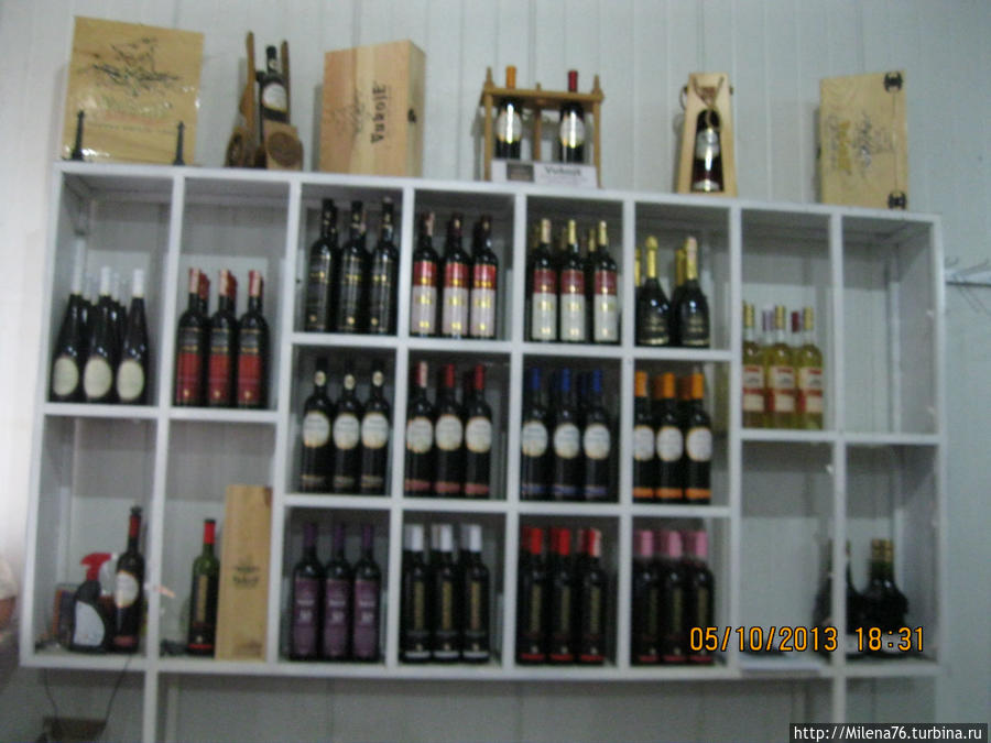 Магазин при местной винодельне. Цены заоблачные... Черногория