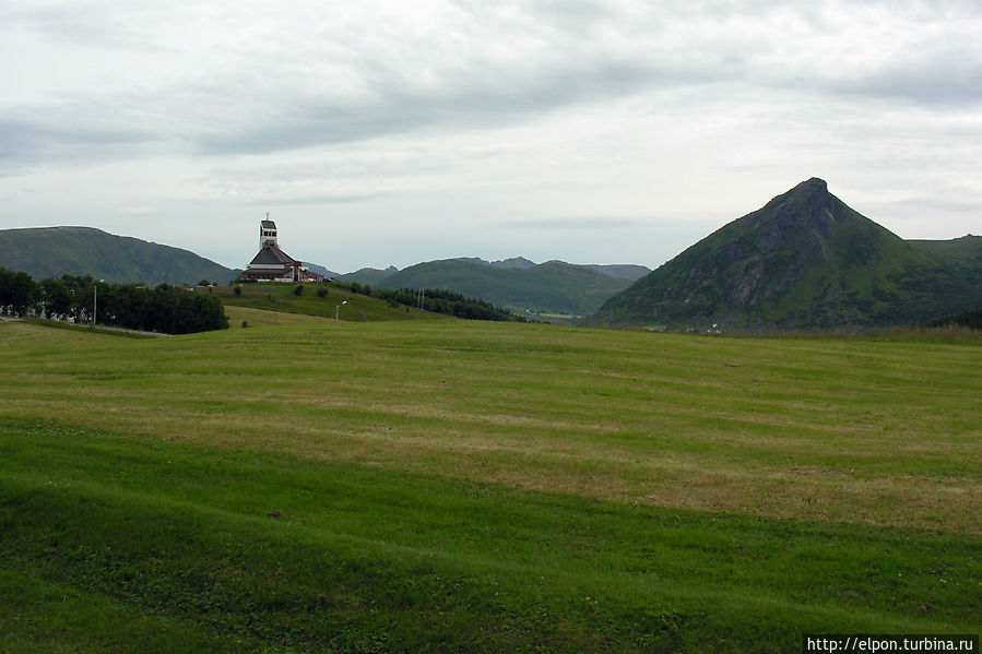 На Лофотенах даже линии церкви повторяют формы гор