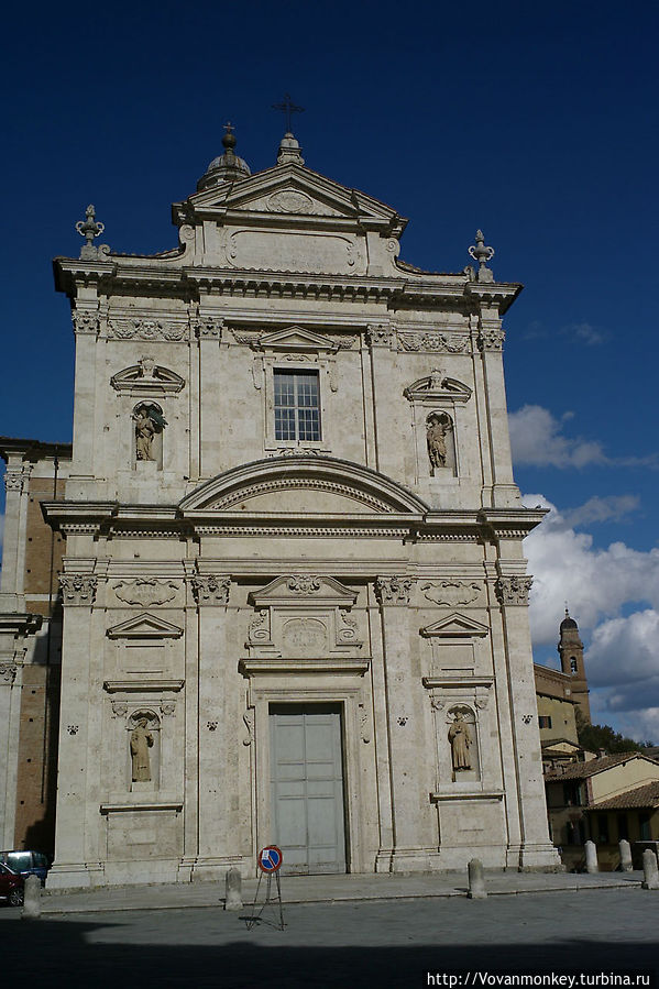 Где-то за этой церковью Резиденция Контрады Жирафа Сиена, Италия