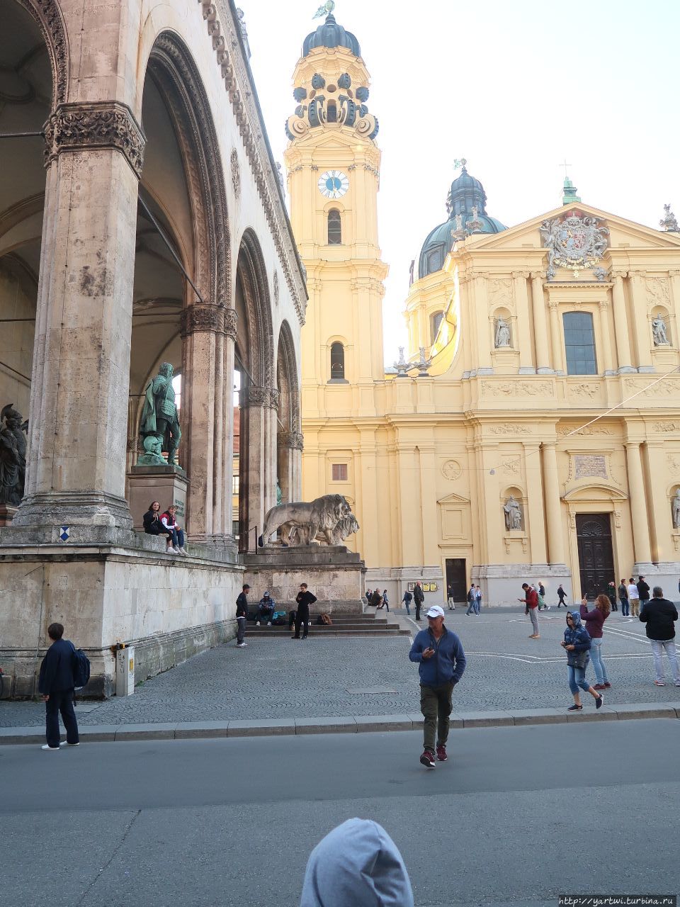 Напротив Мюнхенской резиденции видно двух больших львов из мрамора по бокам ступеней Фельдхеррнхалле. Внутри зала возвышаются бронзовые статуи графа Тилли и князя Вреде, а также памятник баварской армии. Мюнхен, Германия