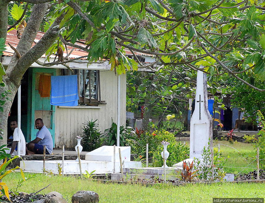 У многих фиджийцев захоронения их предков находятся прямо у порога дома Остров Дравака, Фиджи