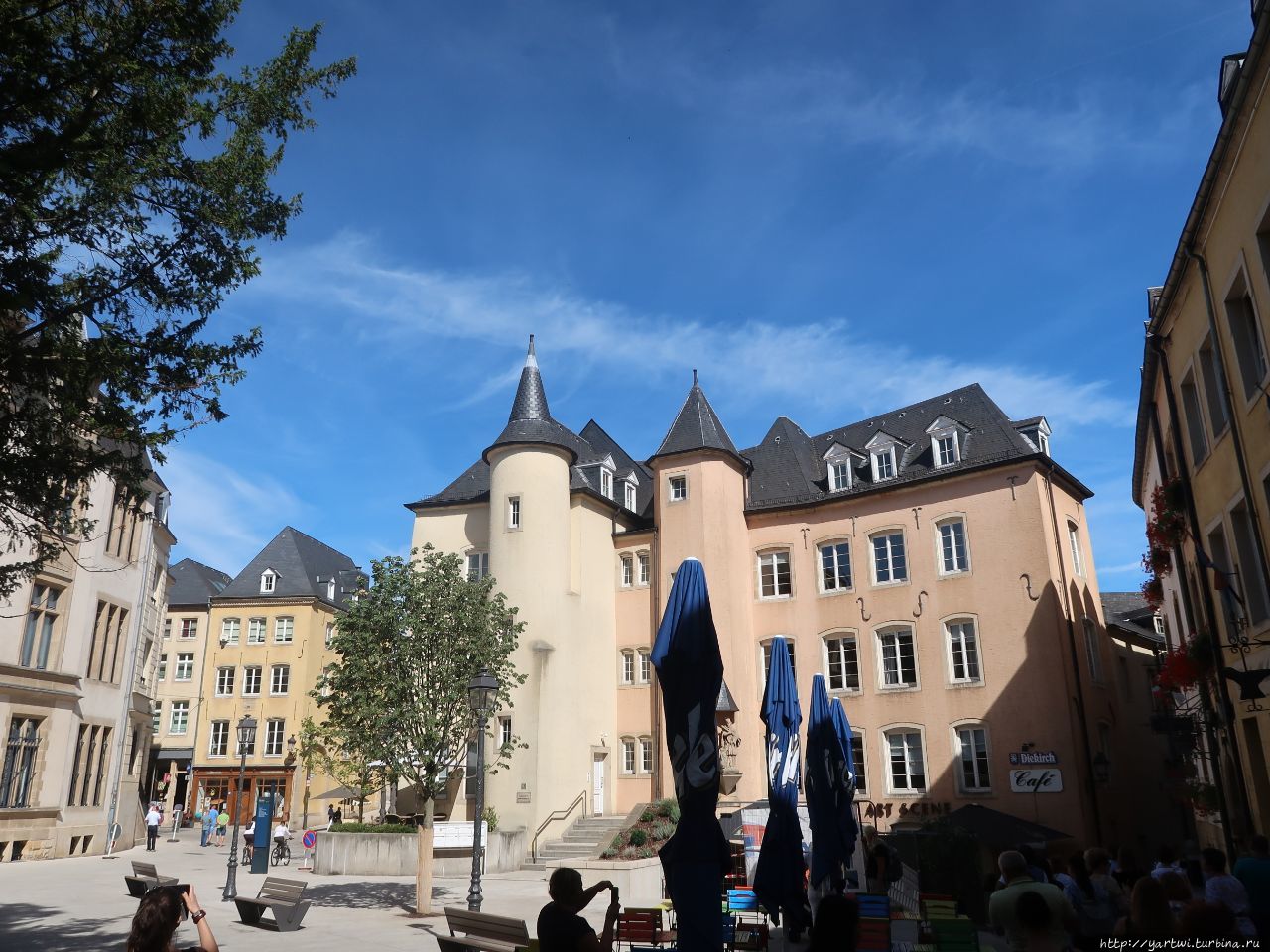 Далее проходим мимо здания Парламента и по улице с названием О, по узким улочкам Люксембург, Люксембург