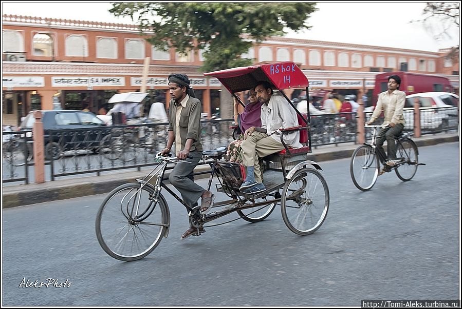 Натруженные за день рикшемены. Оплата труда у них — очень низкая...
* Джайпур, Индия
