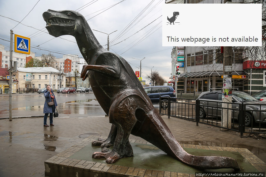 Словно памятник Страница недоступна. Но на самом деле этот тираннозавр зазывает посетителей в Тульский экзотариум. Тула, Россия