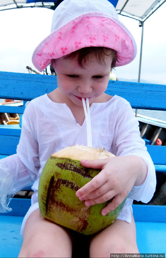 Очень вкусное молоко молодого кокоса! Остров Пхукет, Таиланд