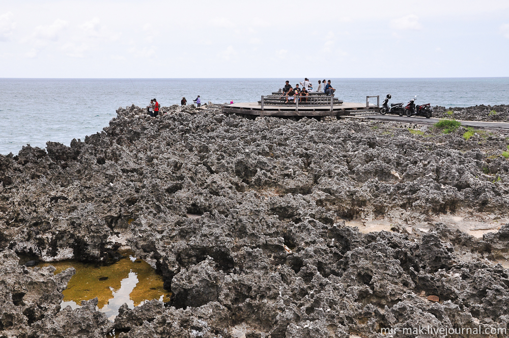 По острым камням так просто не погуляешь, поэтому, для туристов, поверх них построили деревянную тропинку и небольшую смотровую площадку. Бали, Индонезия