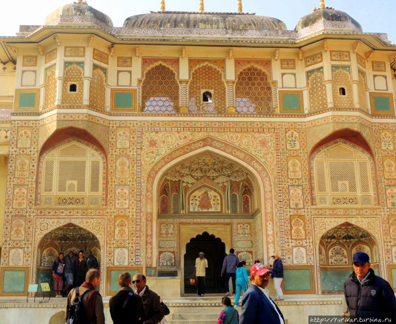 Ворота Ганеши ведут внутрь дворца Джайпур, Индия