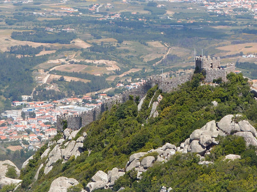 Вид из замка Пена на Каштелу Мауруш Синтра, Португалия