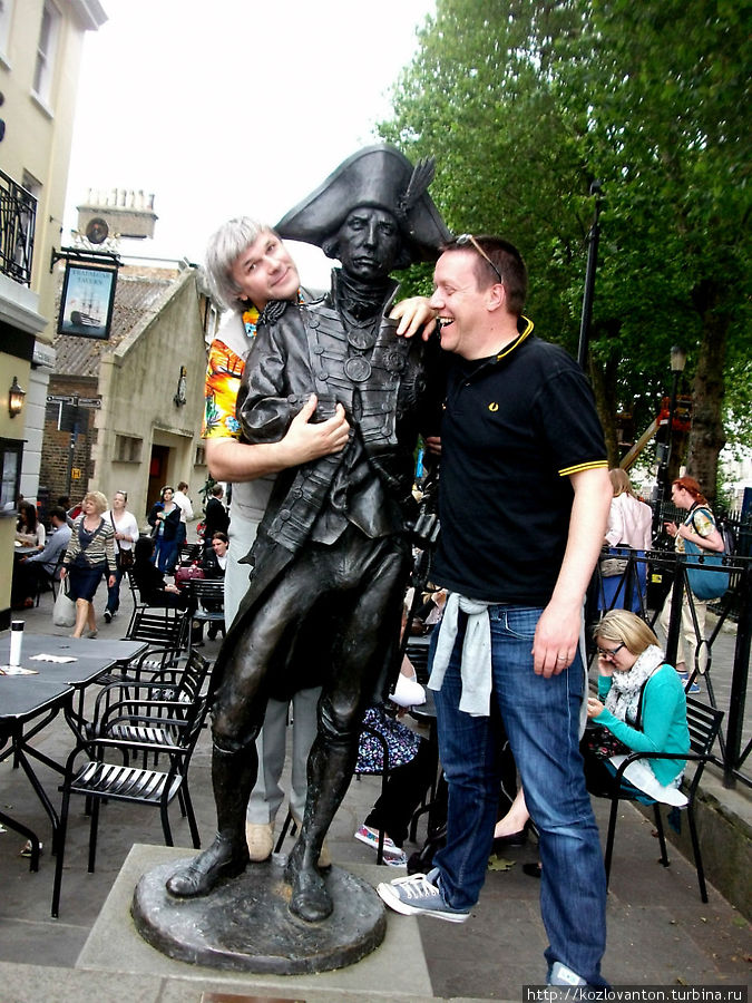 Снимок с адмиралом Нельсоном на память о счастливом завершении этой истории. Гринвич, Великобритания