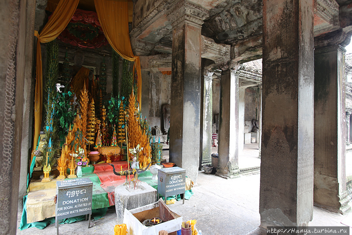 Святилища по южной стороне «галереи Тысячи Будд» в Ангкор Вате