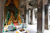 Святилища по южной стороне «галереи Тысячи Будд» в Ангкор Вате