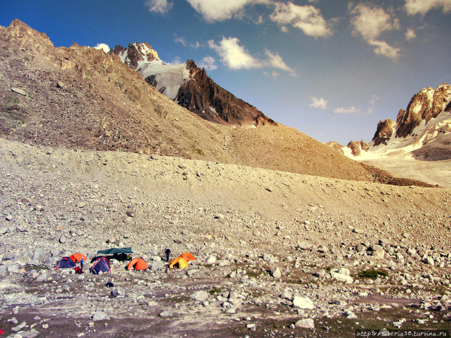 Наш лагерь на высоте 3100 в ущелье Адыл-Су. Эльбрус (гора 5642м), Россия