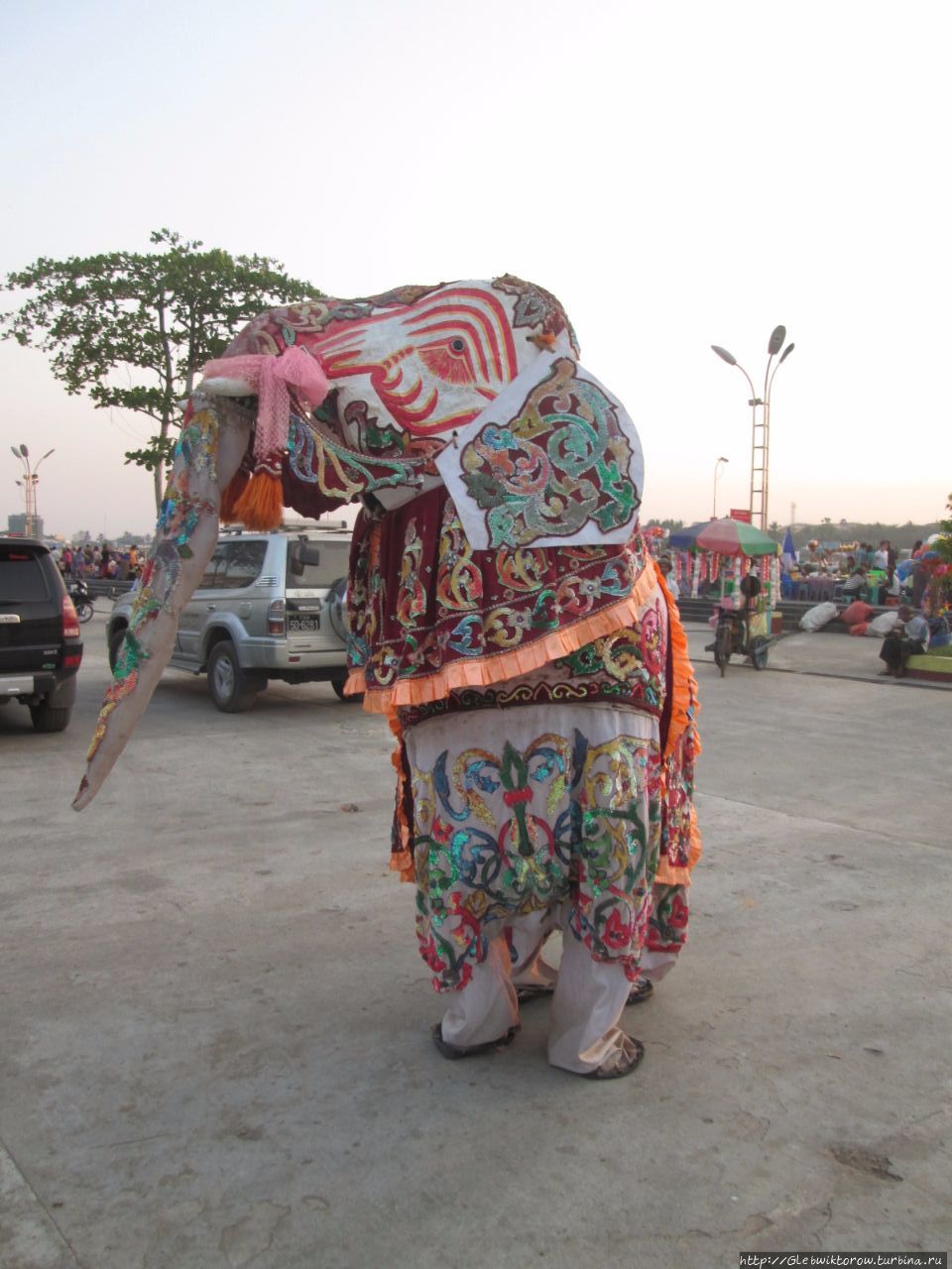 Закат и бутафорский слон на набережной Патейн, Мьянма