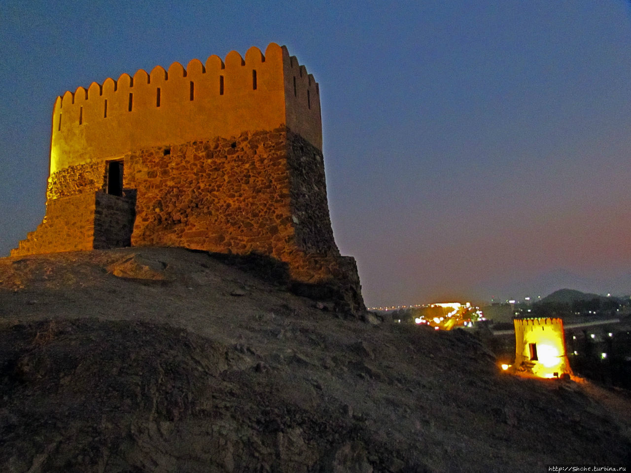 Старейшая мечеть Эмиратов (1446г.) и пара фортов рядом
