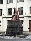 В самом дальнем углу Тверской площади за памятником Юрию Долгорукому можно найти памятник вождю пролетариата.