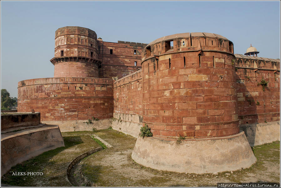 Индийцы преуспели в строительстве фортов, возводя вот такие правильные круглые башни... Агра, Индия