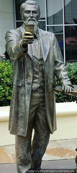 Памятник аптекарю Джону Памбертону, которого считают создателем напитка Coca-Cola, у музея Мир кока-колы (World of Coca-Cola) Атланта, CША