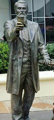 Памятник аптекарю Джону Памбертону, которого считают создателем напитка Coca-Cola, у музея Мир кока-колы (World of Coca-Cola)