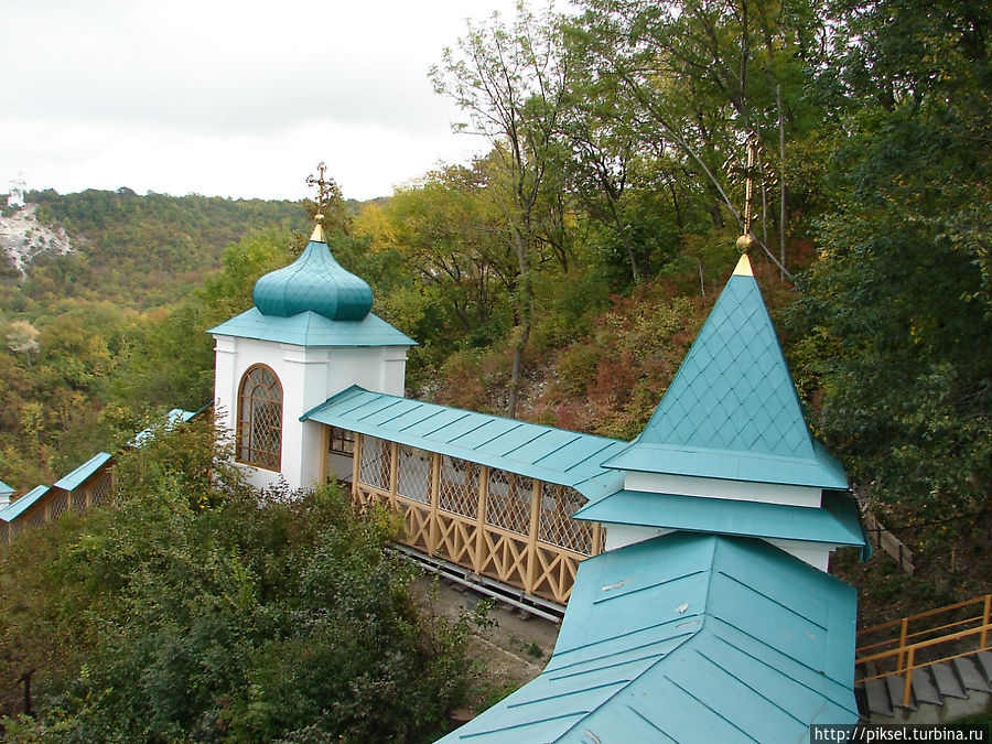 Знаменитая  Кирилло-Мефодиевская  лестница.  Вид со стороны Николавевской церкви и Андреевской часовни Святогорск, Украина