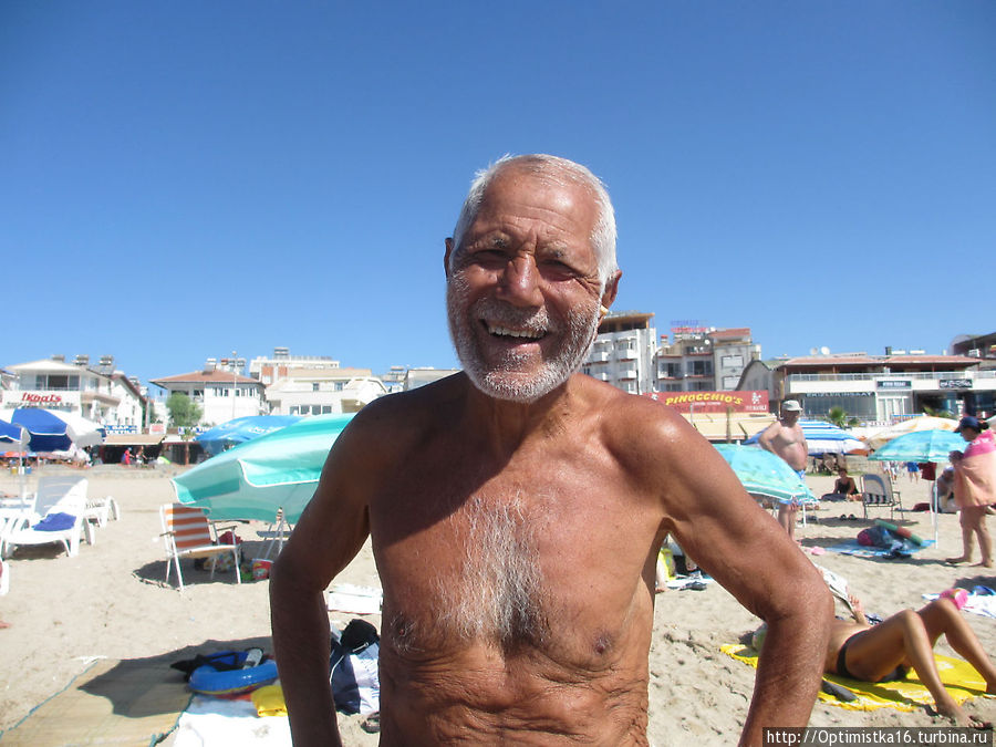 Это наш приятель Ахмед. Он каждое утро до полудня ходит вдоль пляжа. Говорят, что несколько лет назад он был очень толстый. Теперь он поджарый и хорошо выглядит в свои 68 лет. Дидим, Турция